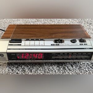 Vintage General Electric AM/FM Alarm Clock/Radio Model 7-4634B Woodgrain | WORKS